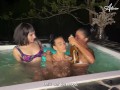 Tres zorritas traviesas en el jacuzzi