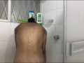 Mi hermanastra hace una videollamada cuando es hora de bañarse, esta muy caliente