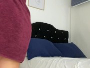 Mi hermanastra aprovecha la oportunidad de verme desnuda y me folla 😳