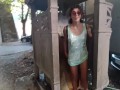 Napoletana fa vedere la figa mentre fa pipì
