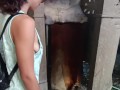 Napoletana fa vedere la figa mentre fa pipì
