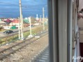 Публичный секс в туалете поезда , пока другие люди ждут в очереди
