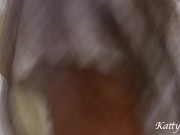 Публичный секс в туалете поезда , пока другие люди ждут в очереди