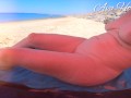 Je me mets complètement nue sur une plage publique