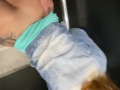 Ruiva gostosa é pega de surpresa no elevador e acaba caindo de boca antes de levar piroca na buceta