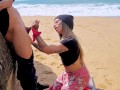 Pedi para um desconhecido me filmar na praia, Paguei ele com um boquete bem molhado!