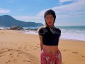 Pedi para um desconhecido me filmar na praia, Paguei ele com um boquete bem molhado!