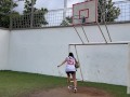 chica pierde apuesta jugando bascketball, y tiene que pagar con su rico y apretado coño