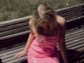 Блондинка очень сексуально поет