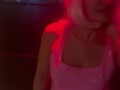 Блондинка сексуально поет