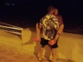 Sesso in spiaggia pubblica (con guardone)