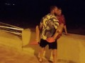 Sesso in spiaggia pubblica (con guardone)