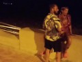 Sesso in spiaggia pubblica (con guardone)