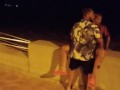 Sesso in spiaggia pubblica (con guardone)