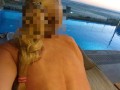 Mentre mio marito guarda la tv L' AMANTE MI SCOPA IN PISCINA! Ma non devono accorgersene i vicini!