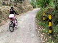 Paseo en bicicleta terminó con sexo duro en medio del bosque con mi nuevo amigo.