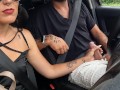 Moglie italiana rimane bloccata con sconosciuto in macchina sotto una grandinata e gli fa un pompino
