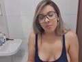 YouTuber gostosa sensualiza com os peitos balançando