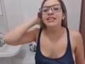 YouTuber gostosa sensualiza com os peitos balançando
