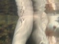 Заснял голую подругу под водой в море
