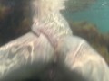 Заснял голую подругу под водой в море