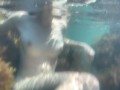 Заснял голую подругу под водой в море
