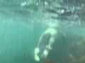 Заснял голую подругу под водой в море