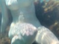 Заснял голую подругу под водой в море