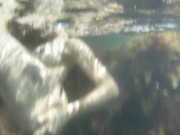 Заснял голую подругу под водой в море