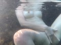 Голая девушка плавает в море и ласкает себя под водой