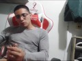 Gamer man jerks off in front of his Stream camera!