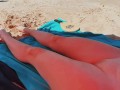 J'exhibe ma chatte et mes seins sur la plage publique