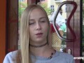 Ersties - Blondine Sirena bringt ihre rasierte Muschi zum Höhepunkt