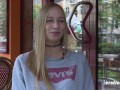 Ersties - Blondine Sirena bringt ihre rasierte Muschi zum Höhepunkt