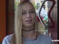 Ersties - Blondine Sirena bringt ihre rasierte Muschi zum Höhepunkt