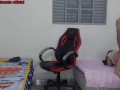 colega de quarto se troca perto do nerd, ele acaba fodendo ela na cadeira gamer.