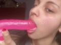 Hermosa Morocha Chupando un Dildo