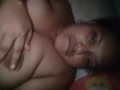 Tocando coño peludo y chupando mis tetas calientes