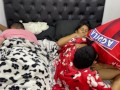mi esposo descansaba cuando su hermanastro se entra a nuestro cuarto y folla mi coño con el al lado