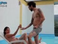 dos HOMBRES intentan seducirme en la piscina del hotel y termino dandoles mi CULO jeniferplay