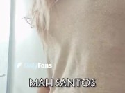 gostosa loira pega nos peitos