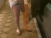 Casada mostrando a buceta no carro