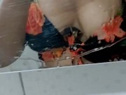 MORENA SAFADA LIMPANDO ESPELHO DO BANHEIRO COM SEU DECOTE SALIENTE/brunette cleaning mirror showing