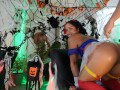 fiesta de halloween se sale de control. La reina del squirt anal es follada por enmascarado