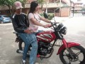 ESTABA ENSEÑANDO A MI VECINA DEK BARRIO ANDAR MOTO, PERO LA CACHONDA SE ME SENTO EN MIS PIERNAS