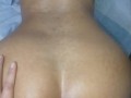 Asi se lo meto por el culo a mi pequeña hijastra