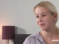 Ersties - Die blonde Jenny massiert ihre rasierte Muschi ausgiebig