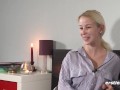 Ersties - Die blonde Jenny massiert ihre rasierte Muschi ausgiebig