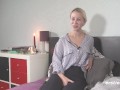 Ersties - Die blonde Jenny massiert ihre rasierte Muschi ausgiebig