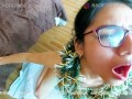 Mi alumna aprueba su examen de colegio, se desnuda y usa guirnaldas navideñas, me corro en su boca.